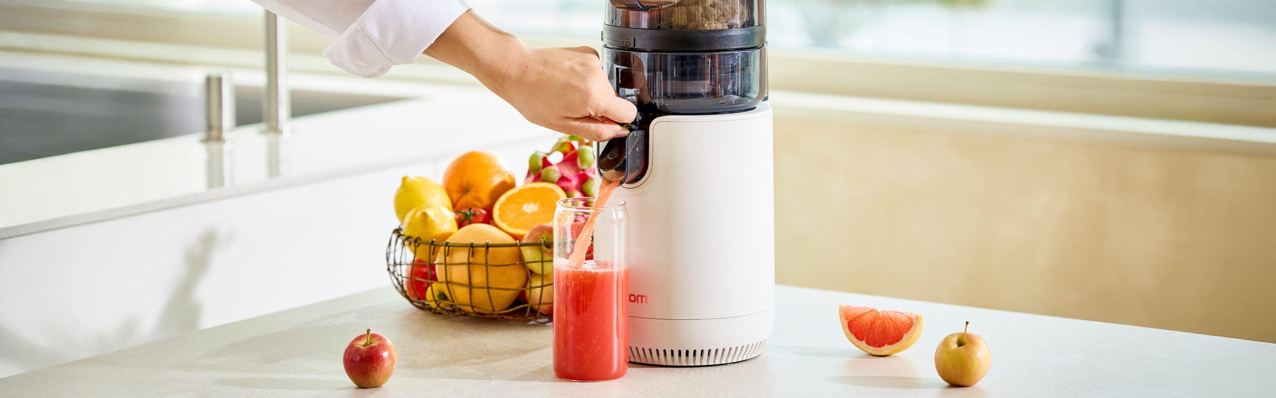 Frisch gepressten Obstsaft aus dem Hurom E50-ST entnehmen