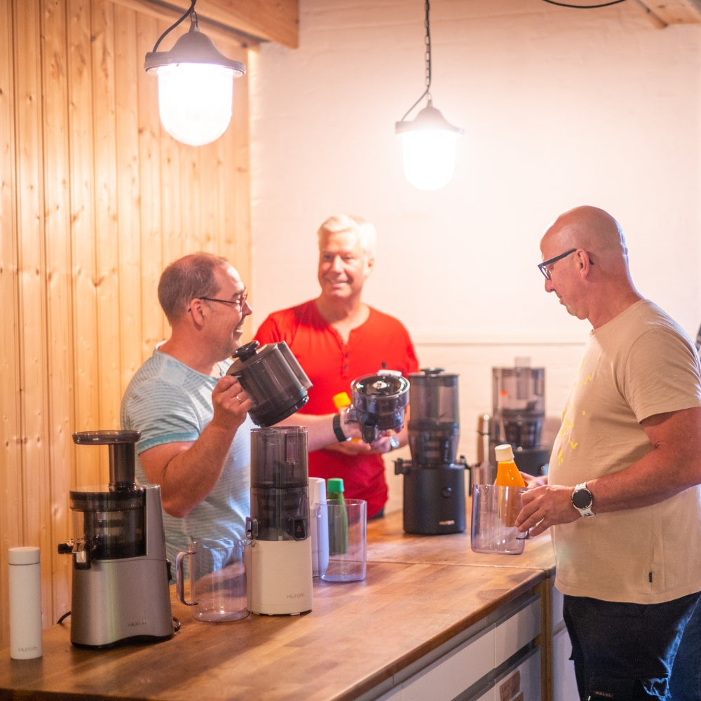 Hurom Fachhandel Team beim Testen und Beraten der Hurom Entsafter