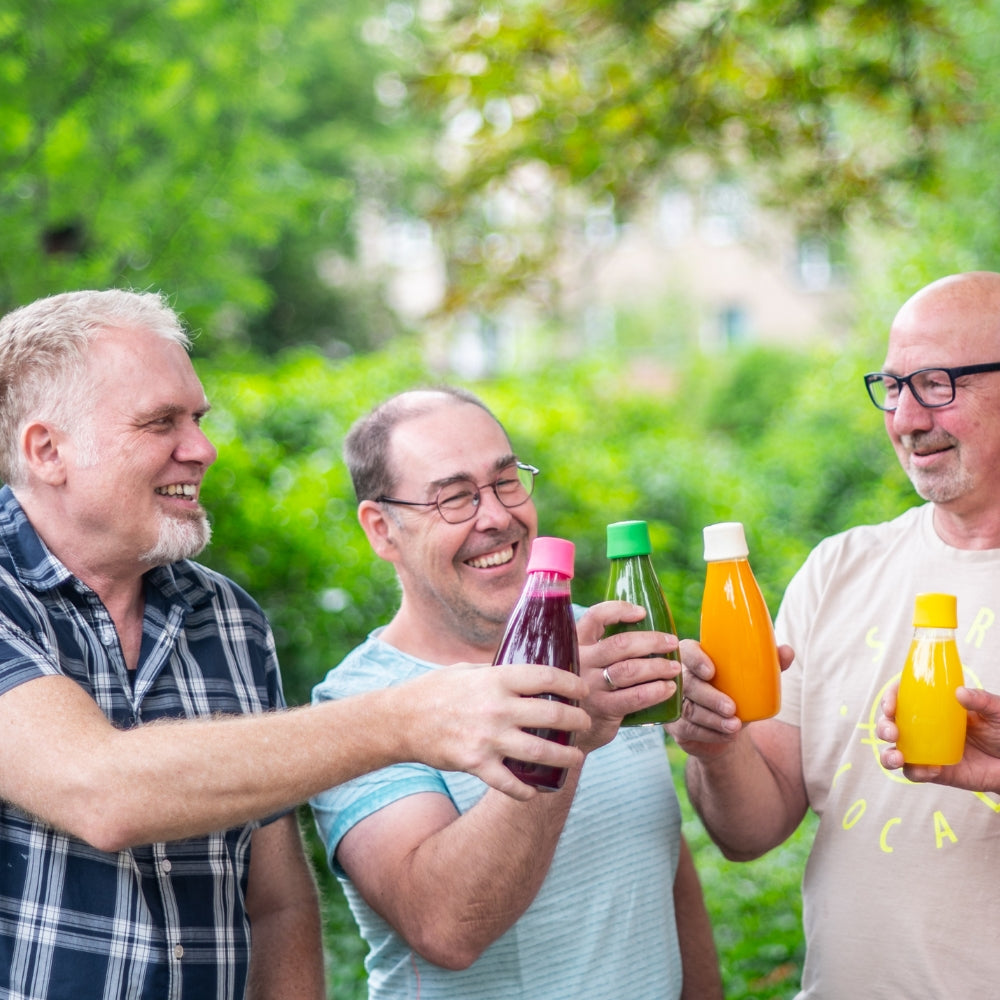Hurom Fachhandel Team beim Anstoßen mit Säften