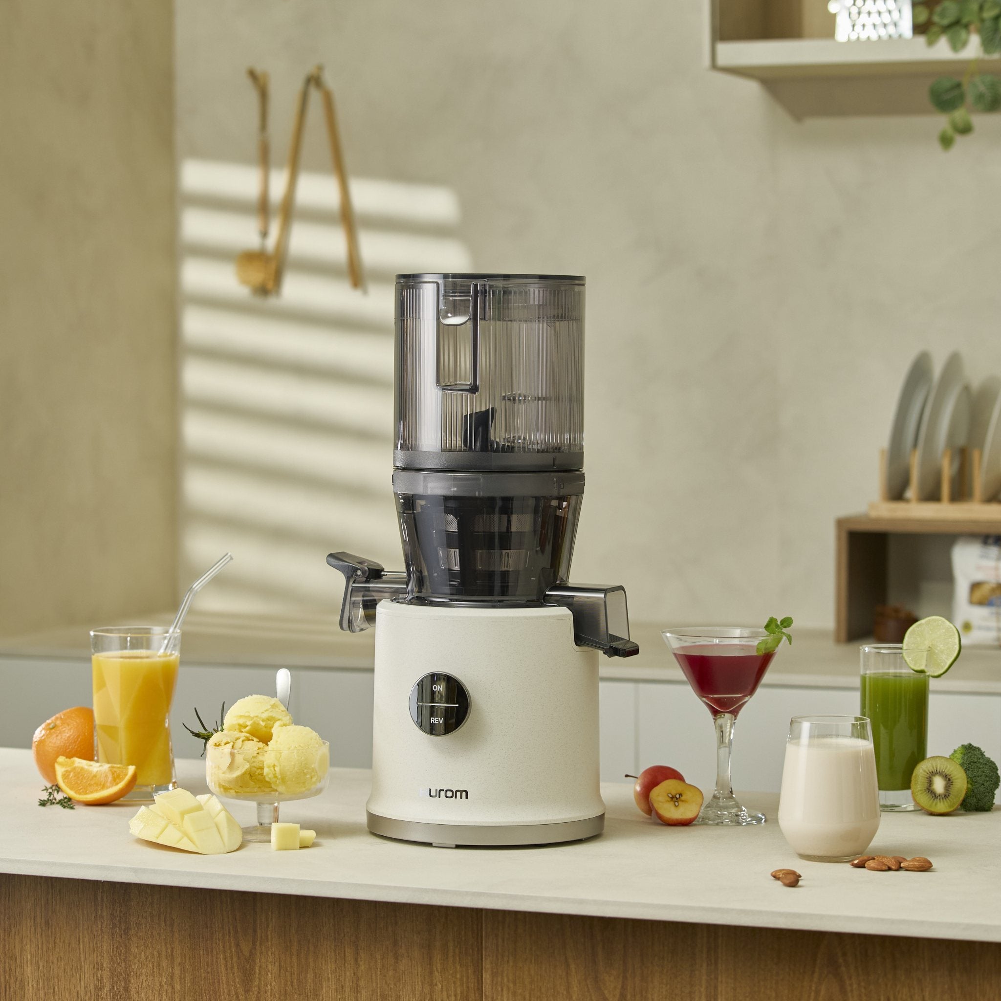 Hurom H80-ST auf einer Küchenanrichte mit frisch gepressten Säften und Sorbet