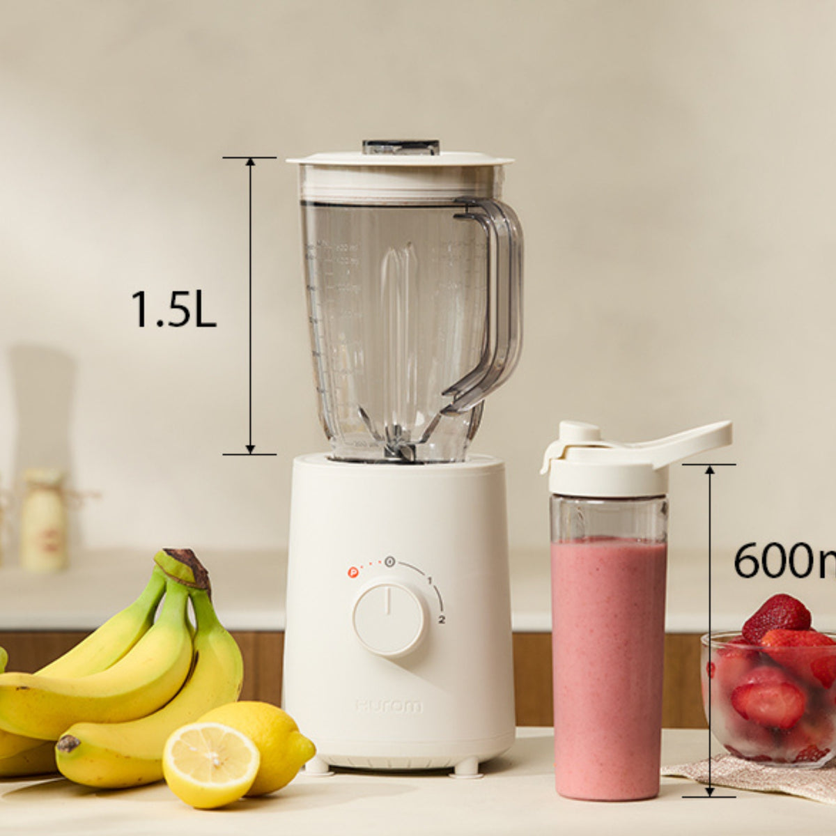 Hurom Standmitxer in Mushroom, daneben die Trinkflasche mit Erdbeer-Bananen-Smoothie befüllt