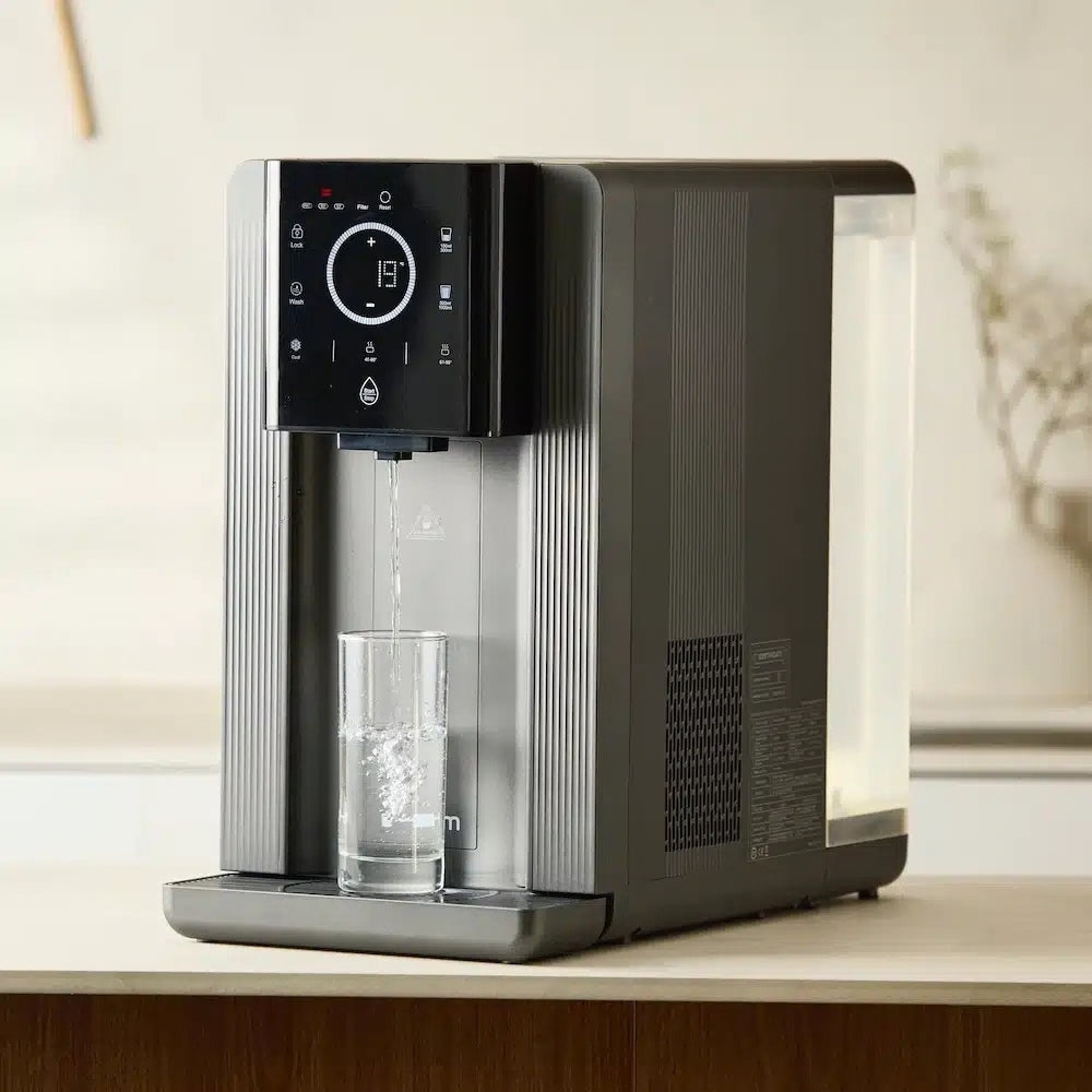 Hurom Wasserfilter Water Purifier in Schrägansicht mit Wassertank und Wasserausgabe