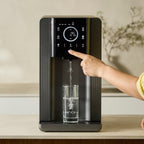 Wasserausgabe per Knopfdruck am Hurom Water Purifier